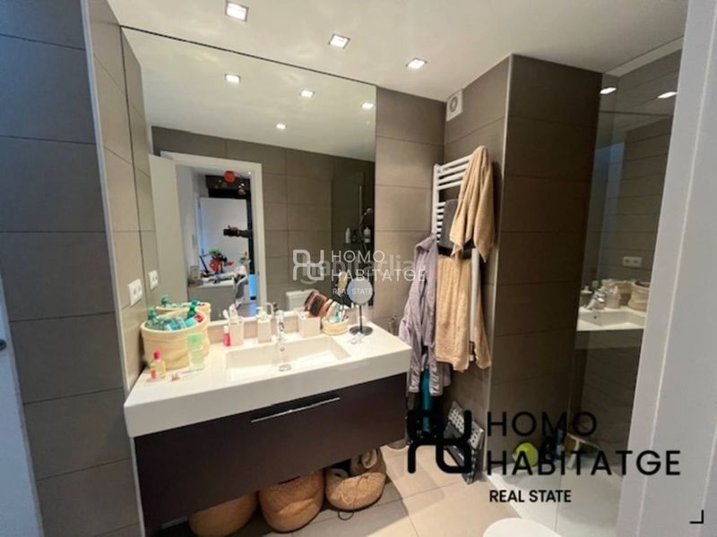 Foto 289ef4e1-6843-472f-b598-3df2b430173c. Casa aparellada amb calefacció a Centre Sabadell