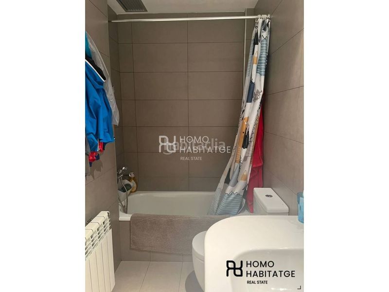 Foto 6e31459a-8008-403b-990d-aedb166f6be9. Casa aparellada amb calefacció a Centre Sabadell