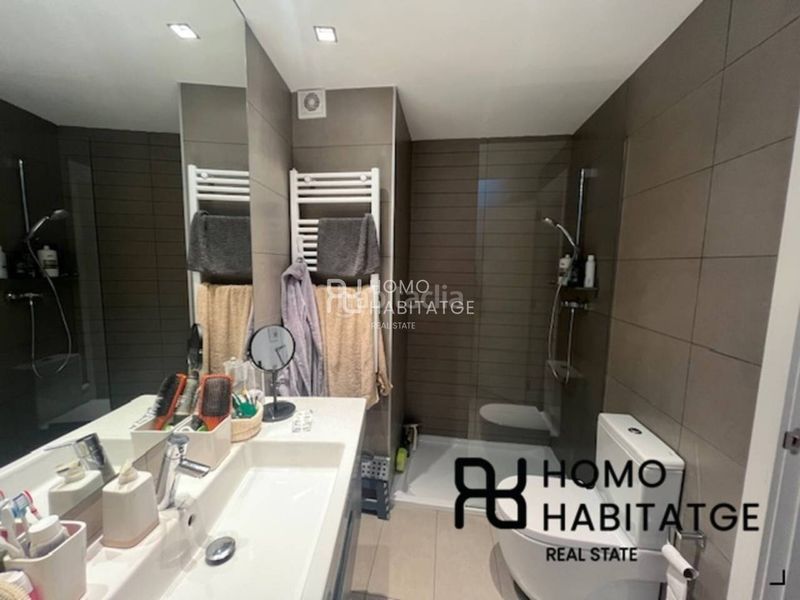 Foto aa8da77c-e451-4063-a760-7ee527b6268b. Casa aparellada amb calefacció a Centre Sabadell