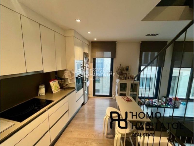 Foto f44ab0d0-e735-439c-8019-7cdf4e155b4b. Casa aparellada amb calefacció a Centre Sabadell