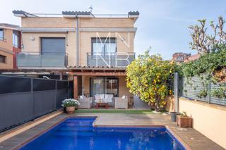 Casa adossada a Centre. Casa pareada en el centro del pueblo con piscina