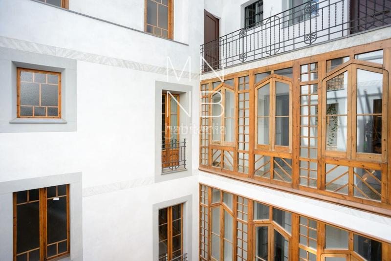 Foto 71d1b582-f5a4-4bb6-97fa-ea6b7f9e4040. Piso  completamente reformado se encuentra en una finca señorial de 1854 en Barcelona