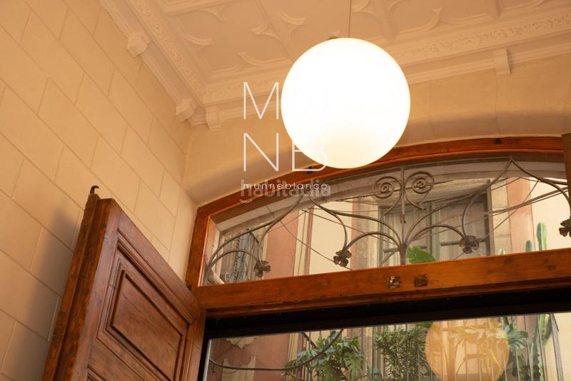 Foto c81aeb83-1025-4a6b-b7dd-522262c49cf9. Piso  completamente reformado se encuentra en una finca señorial de 1854 en Barcelona