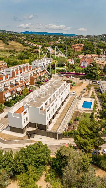 Foto 88df969f-048f-4a7e-8499-a420dde4294c. Casa adossada amb aparcament piscina a El Balís Sant Andreu de Llavaneres