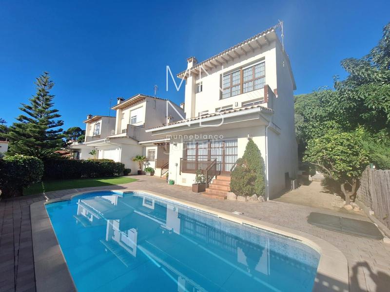 Foto 5ca5c424-5942-4602-b002-fa1ac89d6502. Casa a schiera con riscaldamento parcheggio piscina in Sant Andreu de Llavaneres