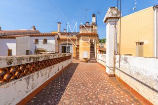 Semi detached house in Centre. Casa de pueblo para reformar o inversores