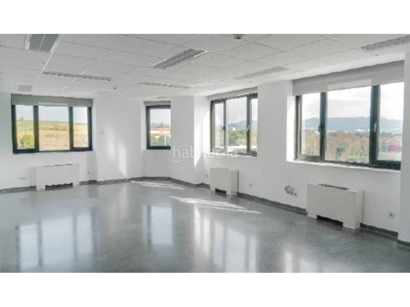 Foto f1bcf18e-b8e2-435e-836a-f09a7aeebc74. Lloguer oficina amb aparcament a Santa Perpètua de Mogoda