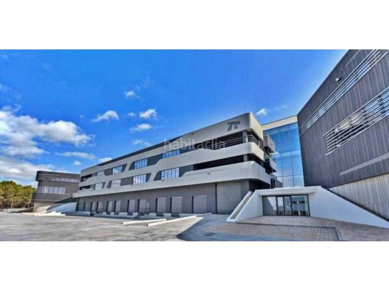 Foto 15dbd553-5579-4236-87df-f4d06a330304. Rent industrial building in calle casal de santa coloma 1 in Barberà del Vallès