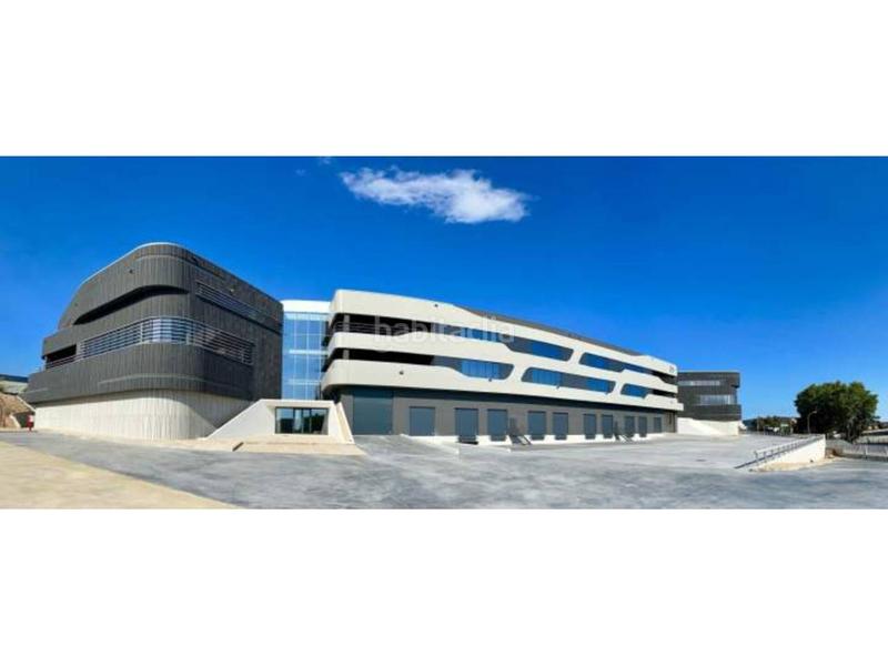 Foto b972684f-61be-4f0d-b640-15f977d6ce0e. Rent industrial building in calle casal de santa coloma 1 in Barberà del Vallès