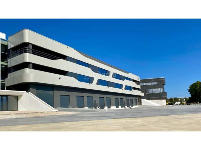 Foto d1d4953f-0d85-40ec-920c-d4286c9710ee. Rent industrial building in calle casal de santa coloma 1 in Barberà del Vallès