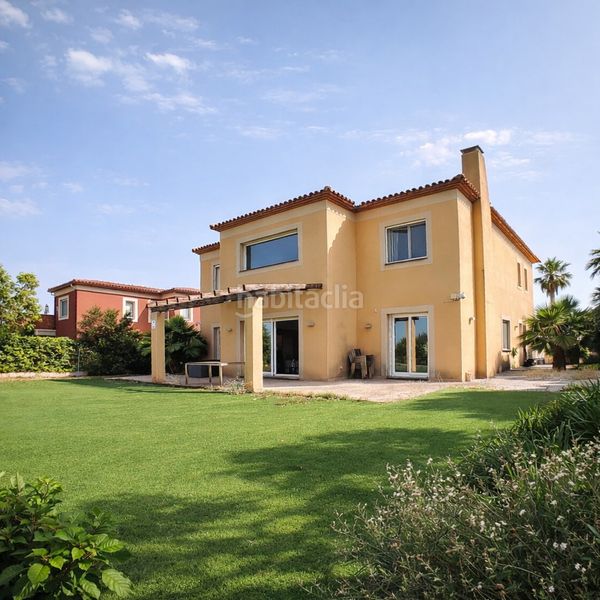 Foto 1def5fe3-877e-461f-b988-03790059d2c9. Xalet amb xemeneia calefacció aparcament piscina a Reus