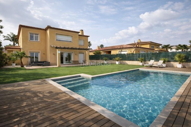 Foto a8cc34f7-381a-463c-9c2f-e677735929b8. Xalet amb xemeneia calefacció aparcament piscina a Reus