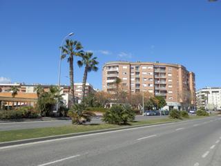 Aparcament cotxe a Avinguda del president maci 35. Plaza parking coche mediano
