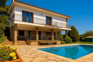Chalet en Carrer balmes 1. Grandes jardines - junto al bosque.
