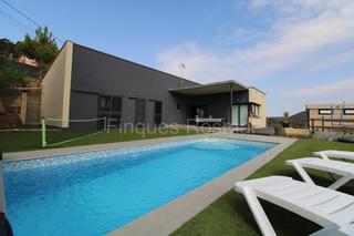 Casa a Serra Brava. Espectacular casa de diseño de una planta con vistas al mar
