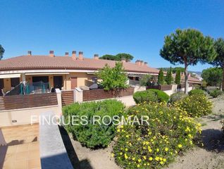 Casa adossada a Joaquim codina i vinyes 6. Espectacular casa con piscina comunitaria y plaza de aparcamient