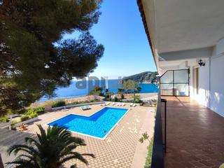 Appartement à Santa Maria de Llorell. Apartamento con piscina y vistas al mar en tossa de mar
