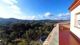 Casa a Aiguaviva Parc. Casa en aguaviva parc. con piscina, jardín y vistas a la montaña