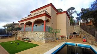 Casa a Aiguaviva Parc. Casa en aguaviva parc. con piscina, jardín y vistas a la montaña