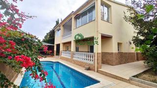 Casa a Roca Grossa. Vivienda con piscina y licencia turística cerca del centro