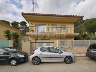 Casa a Lloret Residencial - Montlloret. Tu refugio familiar en la costa brava. encantadora casa con pisc
