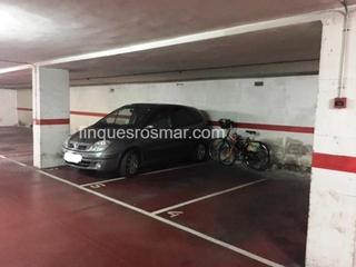 Aparcament cotxe  Vila de tossa. Varias plazas de parking en el edificio corfú cerca casino