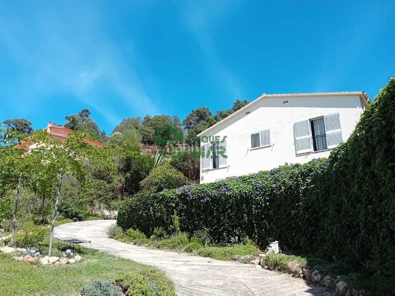 Foto 4e4b9f0c-b317-4bc9-9de3-fc6f3f8890e2. Casa versátil vivienda de dos plantas y gran terreno en aiguaviva park en Vidreres