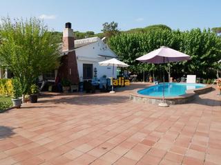 Casa a Terrafortuna - Puig Ventós. Vivienda sin escaleras con amplio jardin y piscina privada