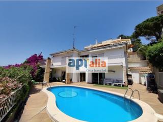 Haus in Tossa de Mar. Oportunidad en tossa de mar casa con piscina, garaje y posibilid