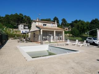 Maison à Riudarenes. Acogedora vivienda con amplio terreno y piscina en riudarenes