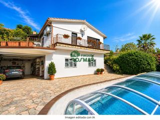 Casa a Lloret Blau - La Creu de Lloret. Encantadora casa con dos viviendas independientes, piscina cubie