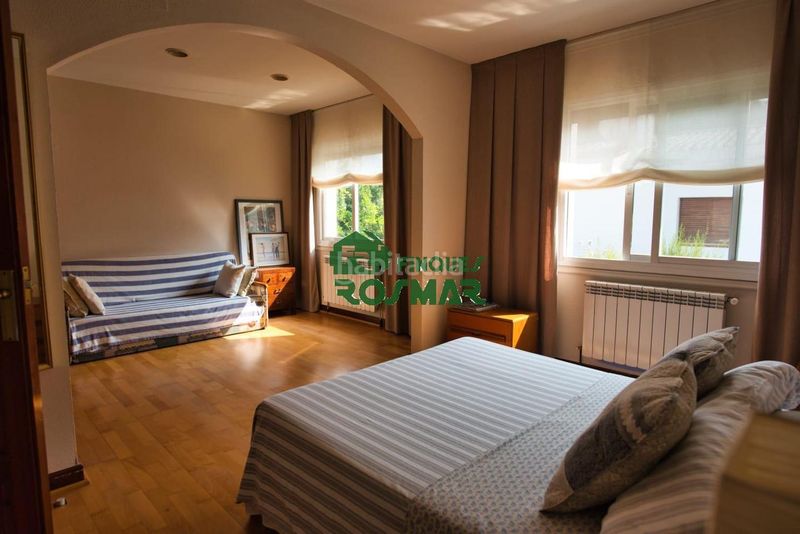 Foto 0022bdd2-2872-408f-8955-77f9e9a2b357. Casa amb piscina a Fenals Lloret de Mar