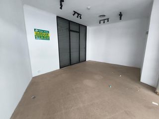 Rent Business premise in Centre. Local comercial en alquiler en el centro comercial carabela  llo