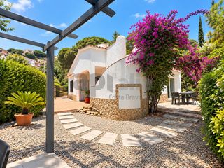 Maison à Canyelles. Casa reformada con jardín, solárium con vistas al mar y a solo 1
