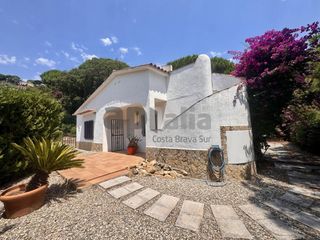 Haus in Canyelles. Casa reformada con jardín, solárium con vistas al mar y a solo 1