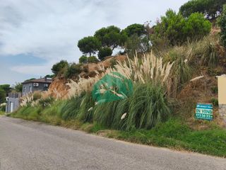 Wohngrundstück in Lloret Residencial - Montlloret. Terreno edificable de 440 m con orientación sur en lloret reside