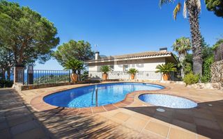Maison à Santa Maria de Llorell. Exclusiva vivienda familiar con piscina y gran parcela en tossa