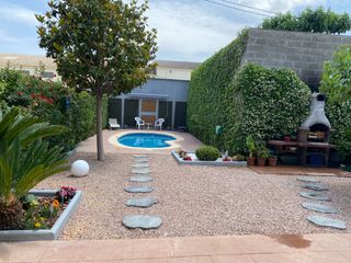 Semi detached house in Golmés. Espectacular casa con jardín y piscina