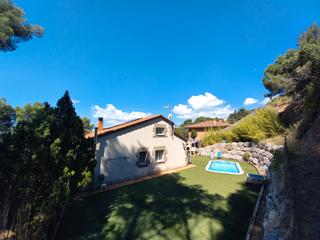 Chalet  Carrer bertí. Casa con piscina y jardín privado