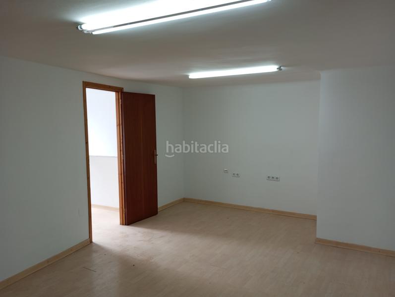 Foto bea3ddf9-b3d6-4c32-8d37-febd41f3277e. Local comercial se vende local reformado de 75 m2 en planta + altillo de 30 m2 en Terrassa