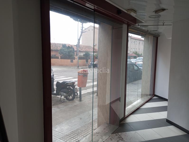 Foto cd3c7821-af8a-4075-b71c-4677f6e0cab7. Local comercial se vende local reformado de 75 m2 en planta + altillo de 30 m2 en Terrassa