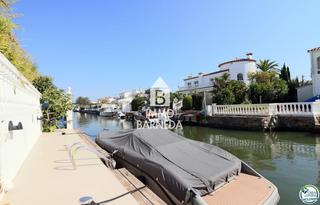 Xalet a Norfeu 22. Amplia villa al canal con amarre de 12 m, con apartamento invita