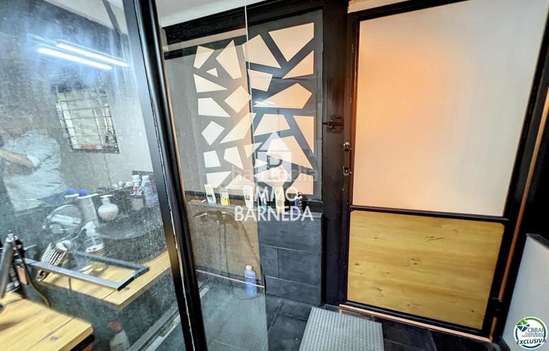 Foto c52bfa18-658f-4ef5-8eb5-787d76f8c9a2. Piso en de rhode 181 apartamento de 6 dormitorios en el centro de la ciudad y en primera línea de mar en Roses