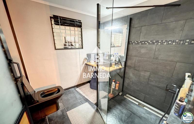 Foto c8ed6fe8-4975-4044-9976-fd301030b73c. Piso en de rhode 181 apartamento de 6 dormitorios en el centro de la ciudad y en primera línea de mar en Roses