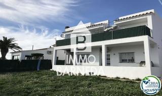 Xalet a Baix llobregat 4. Encantadora casa renovada en urbanización tranquila de roses