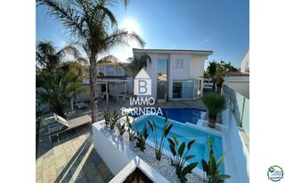 Xalet a Falconera 24. Empuriabrava hermosa casa moderna con piscina y amarre cerca de