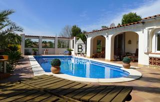 Xalet a Vitoria 25. Villa en planta baja con piscina
