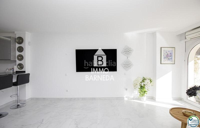 Foto 3d006628-a01b-46fe-a0f2-a68a36dd084d. Piso en caballito de mar 64 precioso apartamento vacacional reformado en venta en el centro con magníficas vistas al canal en Empuriabrava