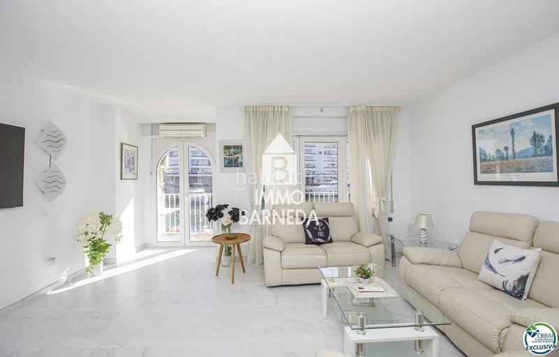 Foto 64468d8c-cda6-47d9-9ed5-bfd309c8d9e6. Piso en caballito de mar 64 precioso apartamento vacacional reformado en venta en el centro con magníficas vistas al canal en Empuriabrava