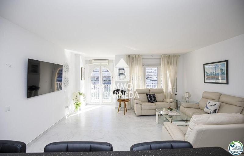 Foto 686bf859-c78c-4ec2-9430-ce9f1eee0471. Piso en caballito de mar 64 precioso apartamento vacacional reformado en venta en el centro con magníficas vistas al canal en Empuriabrava